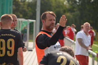 Es wird ernst: Für Verein aus dem Erzgebirge steht das erste Fußball-Pflichtspiel seit 1992 bevor - Sascha Winkler gibt als Spielertrainer der SG Hohndorf die Anweisungen, wie hier beim Testspiel in Chemnitz.