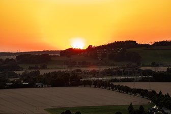 Es wird heiß im Erzgebirge: Temperaturen sollen 30-Grad-Marke knacken - Schöne Sonnenuntergänge wie am Montag bei Zwönitz kann man im Erzgebirge auch in den nächsten Tagen erwarten.