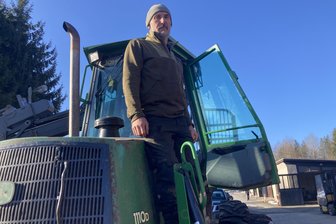 „Es wird immer schwieriger“: Ein Forstwirt im Vogtland kämpft ums Überleben - Markus Hutschenreuter ist im Winter nahezu täglich mit seinem Rückezug unterwegs, um gefällte Bäume aus dem Wald zu bringen.