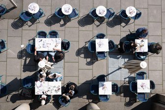 Es wird langsam wärmer in Sachsen - Die Temperaturen für einen Kaffee im Freien werden erträglicher. (Archivbild)