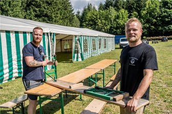 Es wird laut am Katzenstein: „Rock auf dem Berg“ in Pobershau erlebt 26. Auflage - Die Vorbereitungen für das Festival laufen. Martin Kraus (l.) und Sebastian Zander bauen die Sitzgelegenheiten auf.