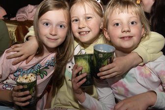 Es wird märchenhaft im Erzgebirge: Fabulix verspricht Promis, Premieren und magische Momente - Freuen sich schon auf Fabulix: Emily, Anni und Luisa (von links) aus der Klasse 2a der Grundschule An der Riesenburg.