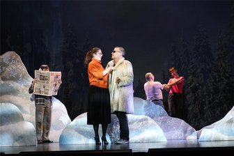 Es wird mörderisch: Worauf sich die Zuschauer bei der Zwickauer Musical-Premiere freuen dürfen - Missbrauch von Medien: Der Meuchler versteckt sich hinter einer Zeitung und hat sein nächstes Opfer schon im Visier.