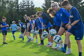 "Es wird nicht lamentiert" - Zu Swen Hennigs Trainerteam in Chemnitz gehört auch Co-Trainerin Madeleine Günl (l.), die das Frauenteam des CFC auch für die Spiele fit macht. Am Wochenende steht das Derby gegen Eiche Reichenbrand an. 