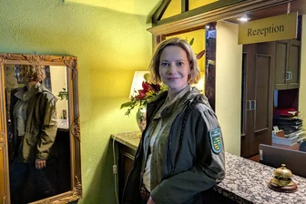 „Es wurde ja auch Zeit“ – Drehstart für Erzgebirgskrimis in Annaberg - Kurz nach dem Drehstart im „Wilden Mann" nahm sich Teresa Weißbach etwas Zeit für ein Foto.