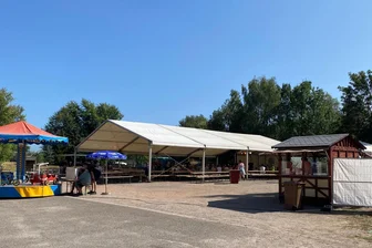 „Es wurde minutenlang auf eine Person, die am Boden lag, eingetreten“ - Was zur Massenschlägerei beim Teichfest in Neukirchen bekannt ist - Blick auf den Schiedelhof in Neukirchen, wo das Teichfest gefeiert wird. In der Nacht von Freitag zu Samstag gab es vier Verletzte bei einer Schlägerei.