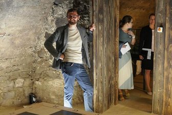 Escape-Room im mittelalterlichen Burgkeller: Neues Gänsehaut-Spiel in Mittelsachsen - Alexander Hänel öffnet die Pforte zum kühlen Gewölbekeller, der sich tief im Inneren der Burg Mildenstein befindet.