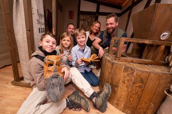 Escape-Room im Plauener Vogtland-Museum in Plauen: Vom Vergnügen, sich zum Ausgang zu rätseln - Sie halfen mit beim Bau des Escape-Rooms: Die Montessori-Schüler Aki, Edison, Nils (vorn v. li.), dahinter Museums-Chef Sebastian Dressel, Museumspädagogin Franziska Waldmann und Erzieher Marco Mädler (hinten v. li.).