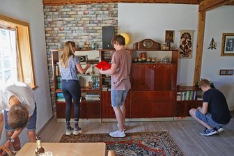Escape Room in Niedermülsen: Mysteriösen Rätseln auf der Spur - Die Suche nach dem nächsten Hinweis auf die versteckten Datenträger in einer zum Escape Room ausgebauten Wohnung auf dem Niedermülsener Genusshof ist gar nicht so einfach.