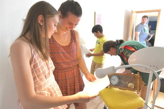 Escape Room, Mantras, Video-Projektion im Dom: So bunt war die „Nacht der Kirchen“ in Freiberg - Louise und Stelle waren in der Adventgemeinde in Freiberg auf Spurensuche. Die Jugendlichen und jungen Erwachsenen mussten in einem Escape Room ein besonderes Buch finden.