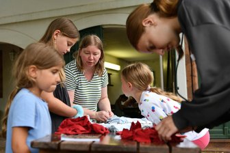 Escape-Spiel im Keller: Kinder erleben Jonas Abenteuer in Rochlitz - Helferin Susan Vogel fertigt mit Kindern in Rochlitz Kissen zum Chillen.