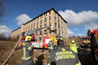 Esda-Brache: Brandstifter schlägt offenbar zum zweiten Mal zu, während die Feuerwehr abrückt - Die Feuerwehr war am Montagvormittag wieder auf dem Esda-Gelände in Lichtenstein im Einsatz.