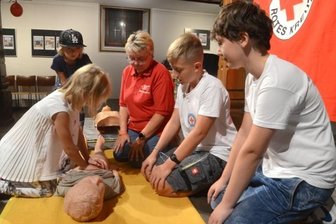 Eselsbrücken helfen bei Erster Hilfe - Paula übt unter Anleitung von Meike Junghänel sowie Justin und Henry von der Wasserwacht Rebesgrün eine Herzdruckmassage.