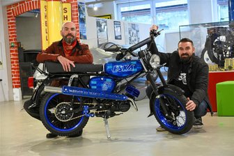 Eska aus Chemnitz legt traditionelle Schraube für DDR-Mopeds wieder auf - Diese S51 haben Eska-Konstruktionsleiter Torsten Voigt und Fertigungsleiter Thomas Voit aufbauen lassen, um bei Jobmessen technisch interessierte Jugendliche an ihren Stand zu locken.