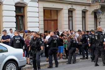 Eskalation am Lessingplatz: Polizei verhindert Massenschlägerei - Über Stunden hinweg wurden am Mittwochabend auf dem Sonnenberg rund 80 Jugendliche, aber auch Kinder, festgesetzt und ihre Personalien kontrolliert. Laut Polizei waren die meisten von ihnen zwischen 13 und 15 Jahre alt.