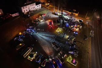 Eskalation im Netz: Die Geschichte hinter einer nicht genehmigten Lichterfahrt im Erzgebirge - Raschau am 25. Dezember: Aufstellung zur Lichterfahrt - ohne Genehmigung.