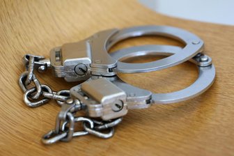 Eskalation im Supermarkt: Gericht verurteilt Ladendetektiv wegen Freiheitsberaubung und Beleidigung - Mit Handschellen soll ein Ladendetektiv einen Tschechen grundlos festgehalten haben.
