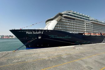 Eskalation in Nahost: Was wird aus meinem Urlaub? - Wann geht es weiter? Die „Mein Schiff 5“ liegt zwangsweise im Hafen von Doha.