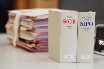 Eskalierter Nachbarschaftsstreit: Gescheitertes Komplott um vorgetäuschte Verletzungen bringt zwei Frauen auf die Anklagebank - Für eine falsche Verdächtigung kann eine Freiheitsstrafe von bis zu fünf Jahren oder eine Geldstrafe verhängt werden.