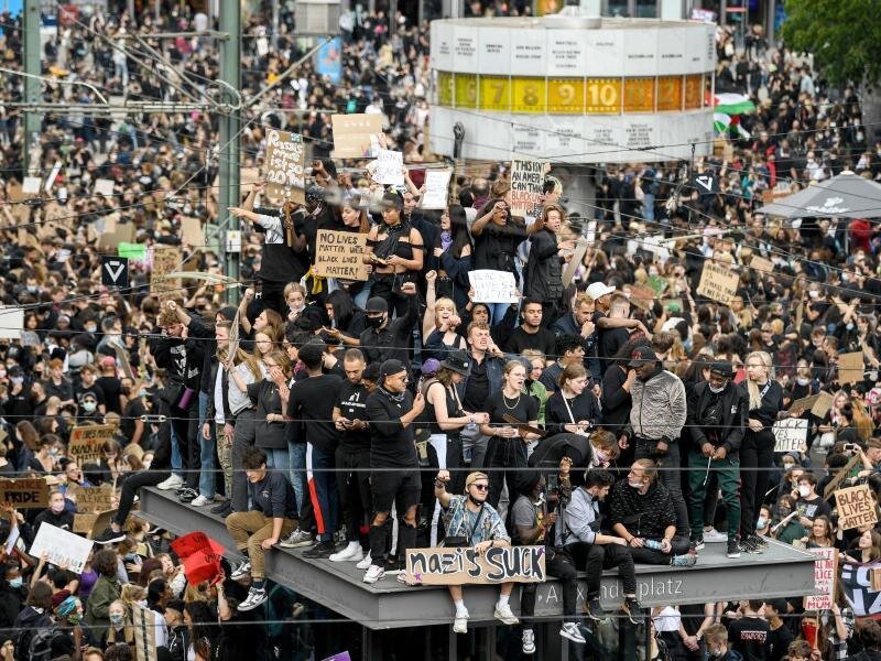 Esken: Latenter Rassismus in Polizei -  
          Zur «Black Lives Matter»-Demonstration auf dem Berliner Alexanderplatz am Samstag kamen Tausende Teilnehmer.