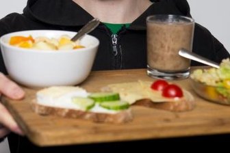 Essen aus der Abfalltonne - Johann Schiel, Student aus Dresden, containert und lebt seit drei Jahren freegan. "Angezeigt wurde ich noch nie. Es gibt Wochen, da bestreite ich mein Essen zu 80 Prozent aus weggeworfenen Lebensmitteln. Obst und Gemüse finde ich fast immer, ebenso Käse, Joghurt, Quark, oft auch Reis, Rosenkohl und Mehl. Einmal hat ein Supermarkt fünf Kilo Schokolade weggeworfen. Das war eine richtig teure Marke, und das Mindesthaltbarkeitsdatum war noch keine Woche abgelaufen. Oft sind auch Lebensmittel dabei, die der Handel sogar schon vor Ablauf dieses Datums aussortiert. Den Magen habe ich mir beim Containern noch nie verdorben. Ich verlasse mich da ganz auf meine Sinne. Warum ich freegan lebe und containern gehe? Auch weil ich versuche, Lösungen jenseits von Konsum zu finden."