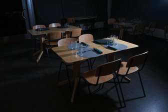 Essen im Dunkeln: Neues Erlebnis für die Sinne im Chemnitzer Rosenhof - Hier ist schon für das Essen im Dunkeln eingedeckt. Das Licht auf dem Bild kommt nur vom Fotografen. Für die Gäste ist es stockfinster. So können sie sich ganz aufs Schmecken konzentrieren.
