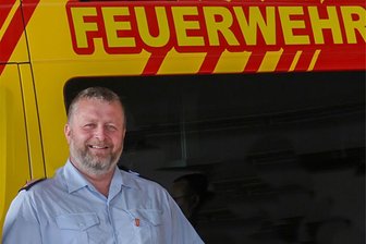 Essen in Glauchau angebrannt: Feuerwehr rückt mit 30 Einsatzkräften aus - Stadtwehrleiter Mike Wunderlich nennt angebranntes Essen als Ursache für den Einsatz in Reinholdshain.