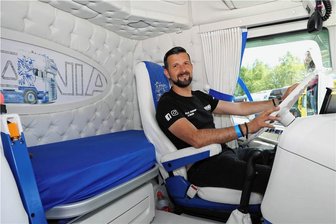 Essen, Trinken, Rauchen verboten: Nur schöne Frauen sind im Truck erlaubt - Nils Waldau im Fahrerhaus. Den weiß-blauen Stil zieht er mit aller Konsequenz durch. 