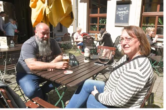 Essen und Trinken im Freien: Die schönsten Sitzplätze in Freiberg um das Wetter zu genießen - Saisonstart auch im Biergarten in der Stadtwirtschaft an der Burgstraße in Freiberg. Annett und Andrè Palm aus Frankenberg machten am letzten April-Samstag ein Mittagspause auf ihrer Einkaufsfahrt und ließen sich auch ein frischgezapftes böhmisches Bier schmecken.