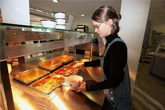 Essen vor dem Müll bewahren und dabei Geld sparen - So läuft das in Zwickau - Amy Görmar (22) füllt sich ihre Foodsaver-Box mit einer Portion Nudelreispfanne.