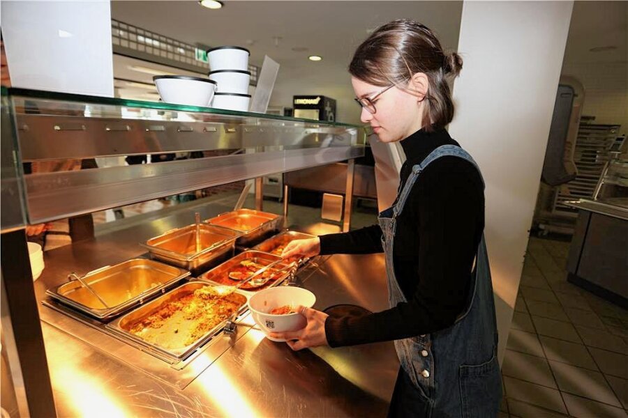 Essen vor dem Müll bewahren und dabei Geld sparen - So läuft das in Zwickau - Amy Görmar (22) füllt sich ihre Foodsaver-Box mit einer Portion Nudelreispfanne. 