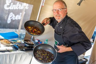 Essen wie im „Dschungelcamp“: Limbach-Oberfrohnas erstes Street Food Festival lockt mit Fernsehprominenz - Frank Ochmann bekochte Promis im Dschungelcamp und ist beim Street Food Festival dabei.