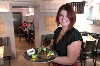 Essengehen in Freiberg und Umgebung wird teurer - Im Gasthof Halsbach steht Geflügel auf der Winterspeisekarte. Odette Lamkhizni serviert Gänsekeulen, die besonders gefragt seien.