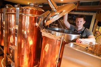 Esskastanien trinken: In Aue wird Bier aus Maroni gebraut - Braumeister Willi Wallstab braut ein Maronenbier als Spezialität der Saison für das Auer Hotel «Blauer Engel».