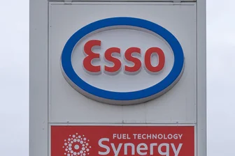 Esso-Tankstelle in Oelsnitz überfallen: Täter bedrohte Mitarbeiterin mit einer Waffe - Die Esso-Tankstelle in Oelsnitz wurde am Sonntagabend überfallen.