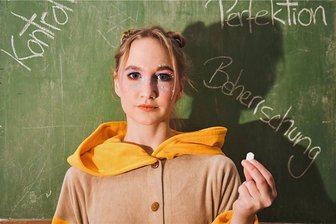 Esstörungen als Thema im Klassenzimmer: "Zeit zu sterben, fette Anna" - Anna will über alles die Kontrolle behalten und rutscht dadurch in die Magersucht. Im Bild Maria Joachimstaller, Hauptdarstellerin im Klassenzimmerstück "Pro An(n)a" des Mittelsächsischen Theaters.