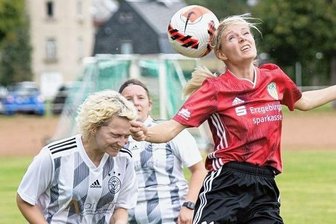 ESV hält hinten weiter die Null - Sorgte mit ihrer Einzelleistung für den zweiten Treffer: Thum-Herolds Christin Janouch (r.).