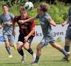 ESV Lok dreht Rückstand nach der Pause - Nico Körner (rechts) erzielte am Sonntag das 1:0 für die Gäste vom Oberlungwitzer SV. Am Ende aber konnten Steven Melde (2. von links) und die Hausherren vom ESV Lok Zwickau im Derby jubeln.