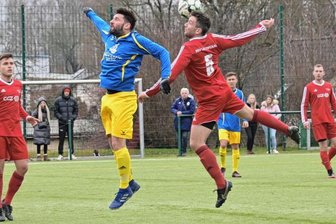 ESV Lok gelingt Revanche - Im Zweikampf kommt der Zwickauer Michael Blechschmidt (rechts) im Kopfballduell vor dem Mülsener Thomas Baumann an den Ball.