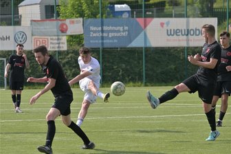 ESV Lok Zwickau: Der Trainer hat vorm Spitzenspiel die Qual der Wahl - Nick Krämer (beim Torschuss) und seine Teamkameraden vom ESV Lok Zwickau wollen den Schwung der letzten Wochen mit ins Spitzenspiel nehmen.