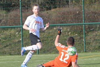 ESV Lok Zwickau: Geburtstag des Trainers wird in der Landesklasse zum Fußballfest - Mittelfeldspieler Arian Liebers (l.) vom ESV Lok Zwickau erzielte gegen Flöha einen Doppelpack.