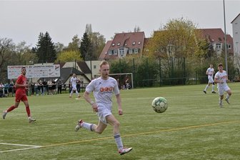 ESV Lok Zwickau grüßt nach Heimsieg wieder von der Tabellenspitze der Fußball-Landesklasse West - Arian Liebers vom ESV Lok Zwickau (im Vordergrund) gelang am Sonntag das goldene Tor gegen den FSV Limbach-Oberfrohna.