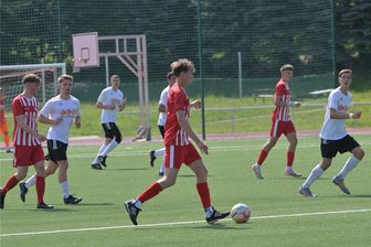 ESV Lok Zwickau: Trainer-Experiment in der Fußball-Landesklasse geht schief - Die Stollberger Kicker um Maximilian Friedrich (Mitte) hatten es gegen Lok Zwickau leichter als gedacht.