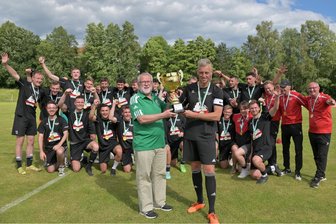ESV Lok Zwickau: Zum Abschied darf Kapitän Kretschmar den Pokal in die Höhe recken - Da ist der Pokal: Schon lange standen die Fußballer des ESV Lok Zwickau als Meister der Landesklasse fest, am Sonntag bekamen Kapitän Steven Kretschmar und seine Mitspieler endlich den Pokal von Staffelleiter Horst Stein.