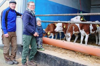 Etappenziel auf dem Weg zum Biobetrieb - Im Milchgut Triebtal, das gerade auf die ökologische Wirtschaftsweise umstellt, stehen die Kälber an der frischen Luft. Das freut nicht nur die Geschäftsführer Steffen Luderer und Nicole Andermann, sondern auch die zweijährige Magdalena, die Enkeltochter von Nicole Andermann, die gerne zum "Tiere gucken" zur Oma kommt. 
