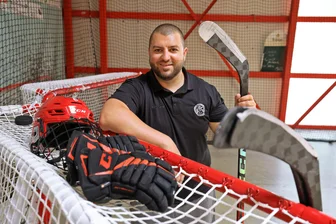ETC Crimmitschau: Welches Fazit Eishockey-Trainer Simon Steiner nach seinem Premierenjahr zieht - Mit vier neuen Toren und Fangnetzen entstand im Kunsteisstadion eine Torschussanlage, die die Nachwuchstalente des ETC jederzeit nutzen können. Das Angebot wird laut Nachwuchschef Simon Steiner (Foto) rege genutzt.