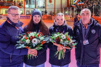 ETC ehrt seine WM-Mädels - Das Heimspiel der Eispiraten Crimmitschau gegen die Selber Wölfe nutzten Matthias Gerth, 1. Vorsitzender des ETC Crimmitschau (links) und Eishockey-Obmann Lutz Höfer (rechts), um Leni Schmidt (2. von links) und Anastasia Gruß für ihren Erfolg mit der U-18-Nationalmannschaft auszuzeichnen.