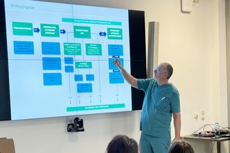 Ethikstunde im Krankenhaus: Zschopauer Schüler diskutieren über Organspende - Falk Enderlein, Leiter der Intensivstation, spricht vor Neuntklässlern der Zschopauer Bebel-Oberschule .