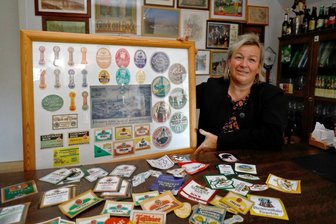 Etiketten sind gefragte Tauschobjekte - Astrid Peiker, Geschäftsführerin der Gersdorfer Glückauf-Brauerei, hat ihre historischen Flaschenetiketten ausgebreitet. Einige stammen noch aus der Zeit von Gastwirtssohn Richard Hübsch, der die Brauerei 1880 gegründet hat.
