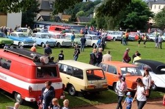 Etliche Besucher bei Oldtimern - Die Oldtimer wurden auf dem Sportplatz gezeigt.